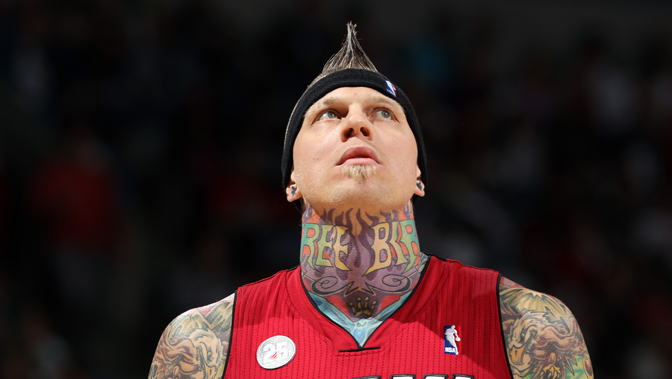 🚨 突发：西班牙人队球迷在老鼠身上放置加西亚叛徒纸币，以此嘲讽霍安·加西亚在加泰罗尼亚德比中的表现。