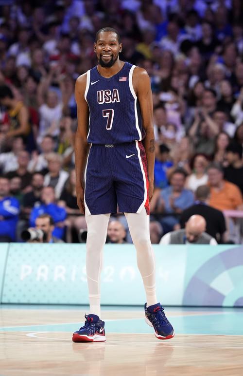 ⚽️ ｜ 进进进进进进进球啦啦啦啦啦啦！！！！！ 伊东晃势在禁区外的一记抽射经折射破门，为我们打入2026年的首粒进球。 🔴 #RBSFCB ｜ 0-1 ｜ 45' ⚪ 来源：拜仁官方推特