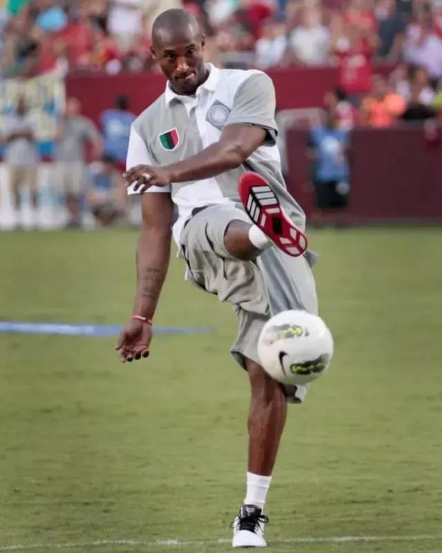 一直在重建的曼联：主教练“死局”，从买C罗回来卖球衣开始