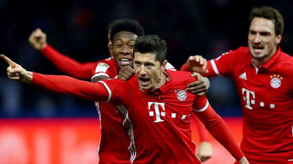 卡马文加社媒晒照：与队长维尼修斯的合照