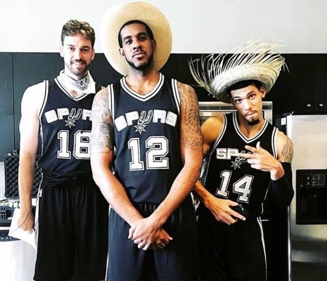 争议判罚点燃全场，两队差点动手