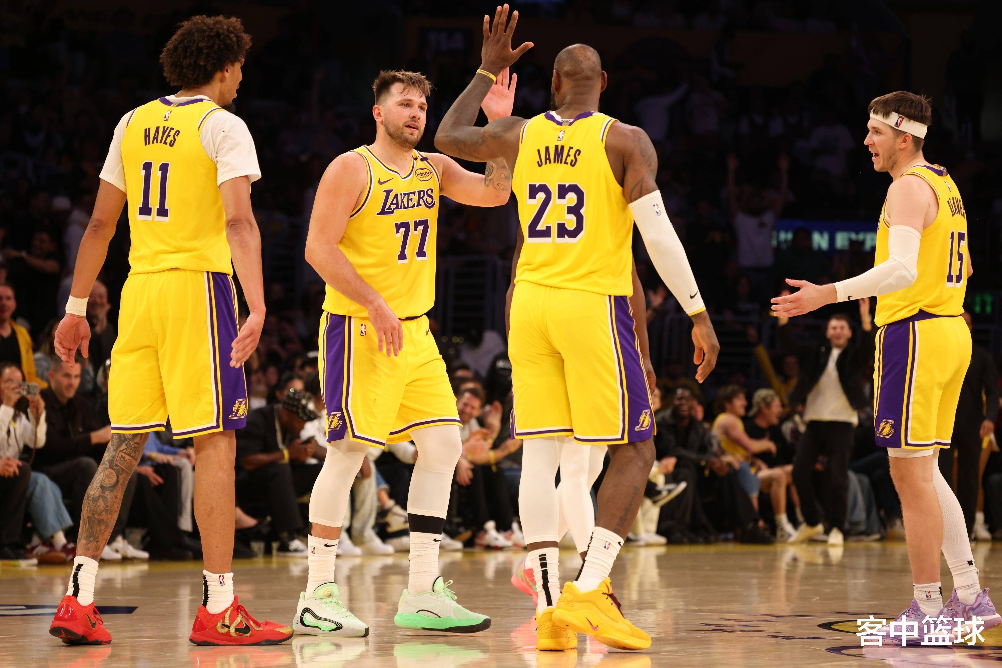 男球迷见到国青遭绝杀后在家摔东西，老婆孩子看呆了27亮104回复