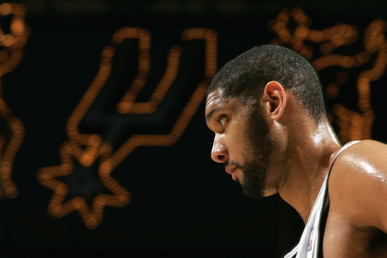 小伙高尔夫模拟器前打高尔夫，结果一杆打到消防喷淋头