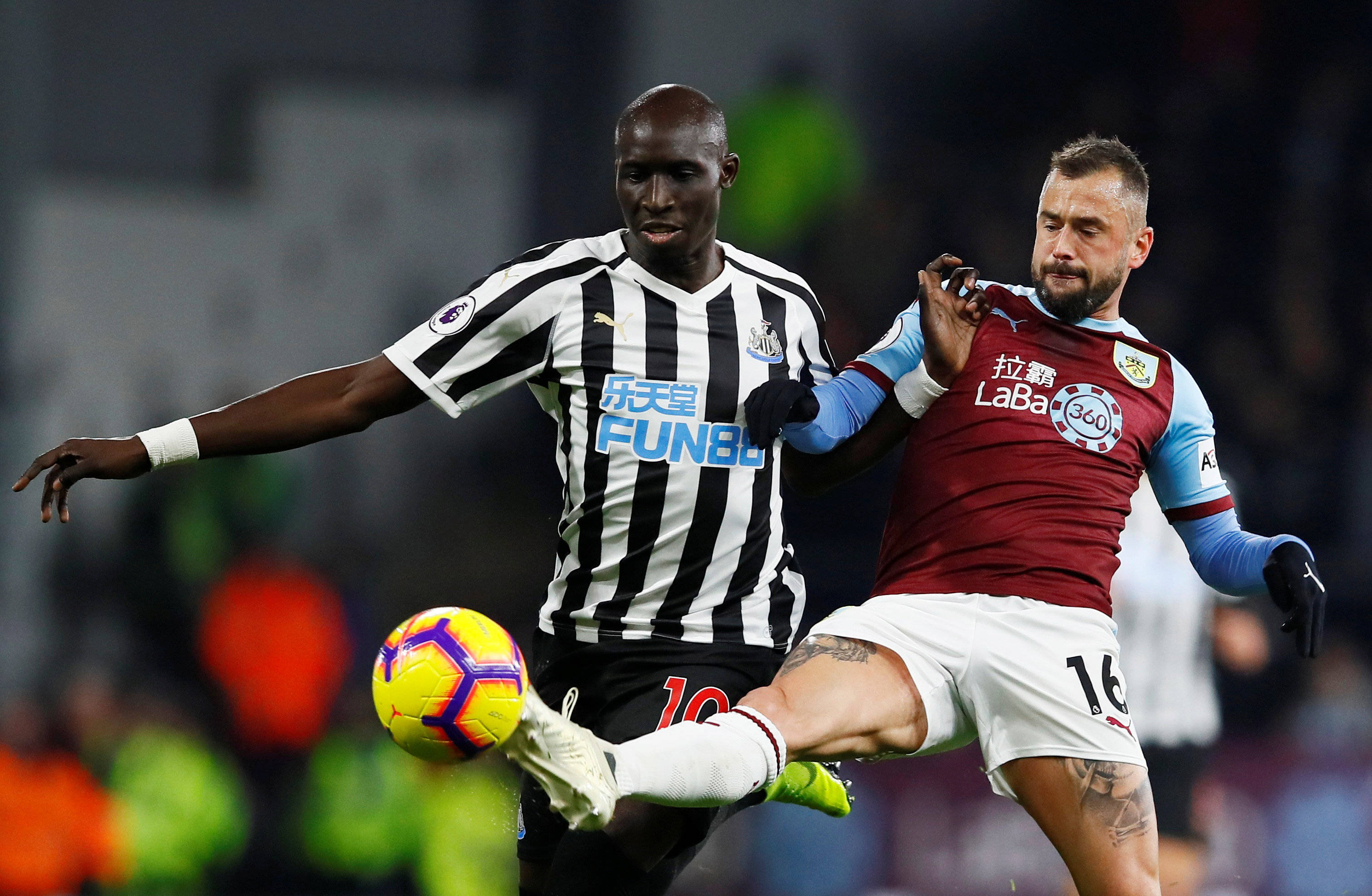 扛起球队进攻重任！浓眉翻身出手2+1将分差迫近至仅剩一分